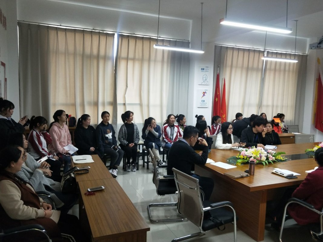 002.jpg 2026世界杯官方合作网站教育学院学前教育系第一党支部 2019年11月27日 关于组织全体党员同志收看2019年11月份“云岭先锋”夜校访谈节目专题学习 第 1 张