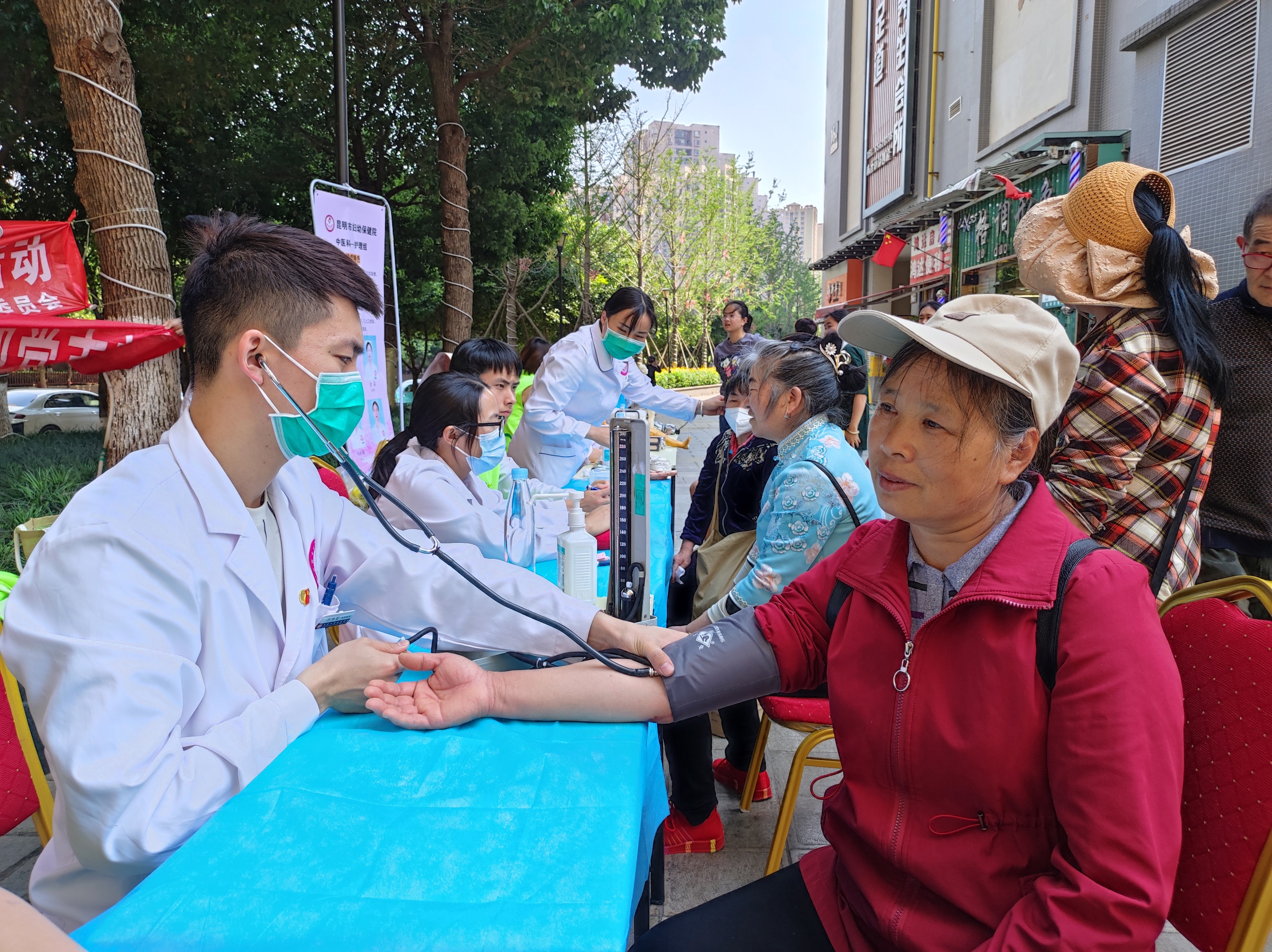 共联共建促发展，义诊服务送温暖——2026世界杯官方合作网站医学院康复系党支部联合昆明市妇幼保健院中医科党支部及昆明市五华区龙院社区党委开展健康义诊活动 第 1 张