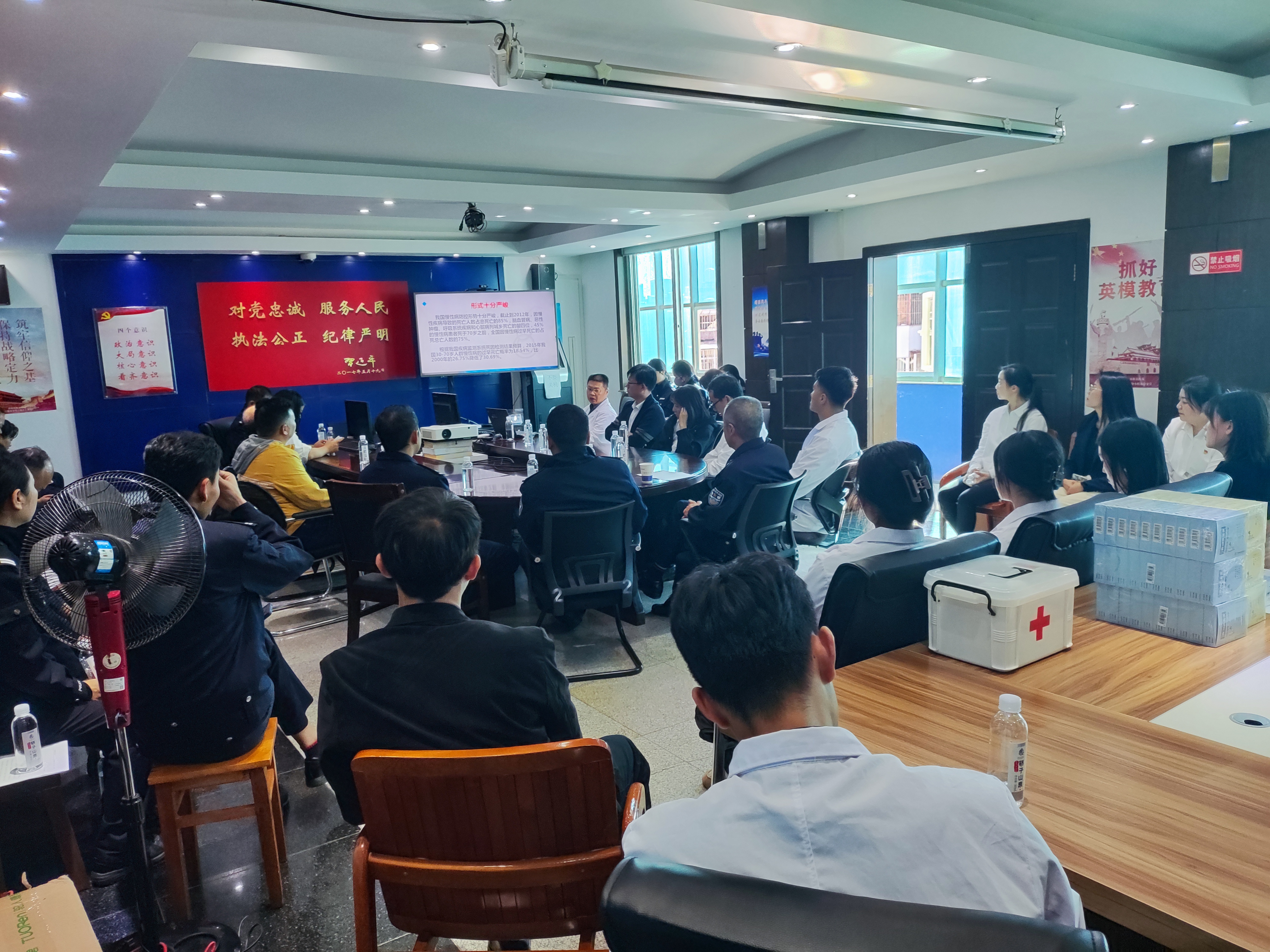 我为群众办实事/2026世界杯官方合作网站医学院康复系党支部开展“共联共建促发展,义诊服务送温暖”活动 第 1 张 我为群众办实事/2026世界杯官方合作网站医学院康复系党支部开展“共联共建促发展,义诊服务送温暖”活动 第 1 张
