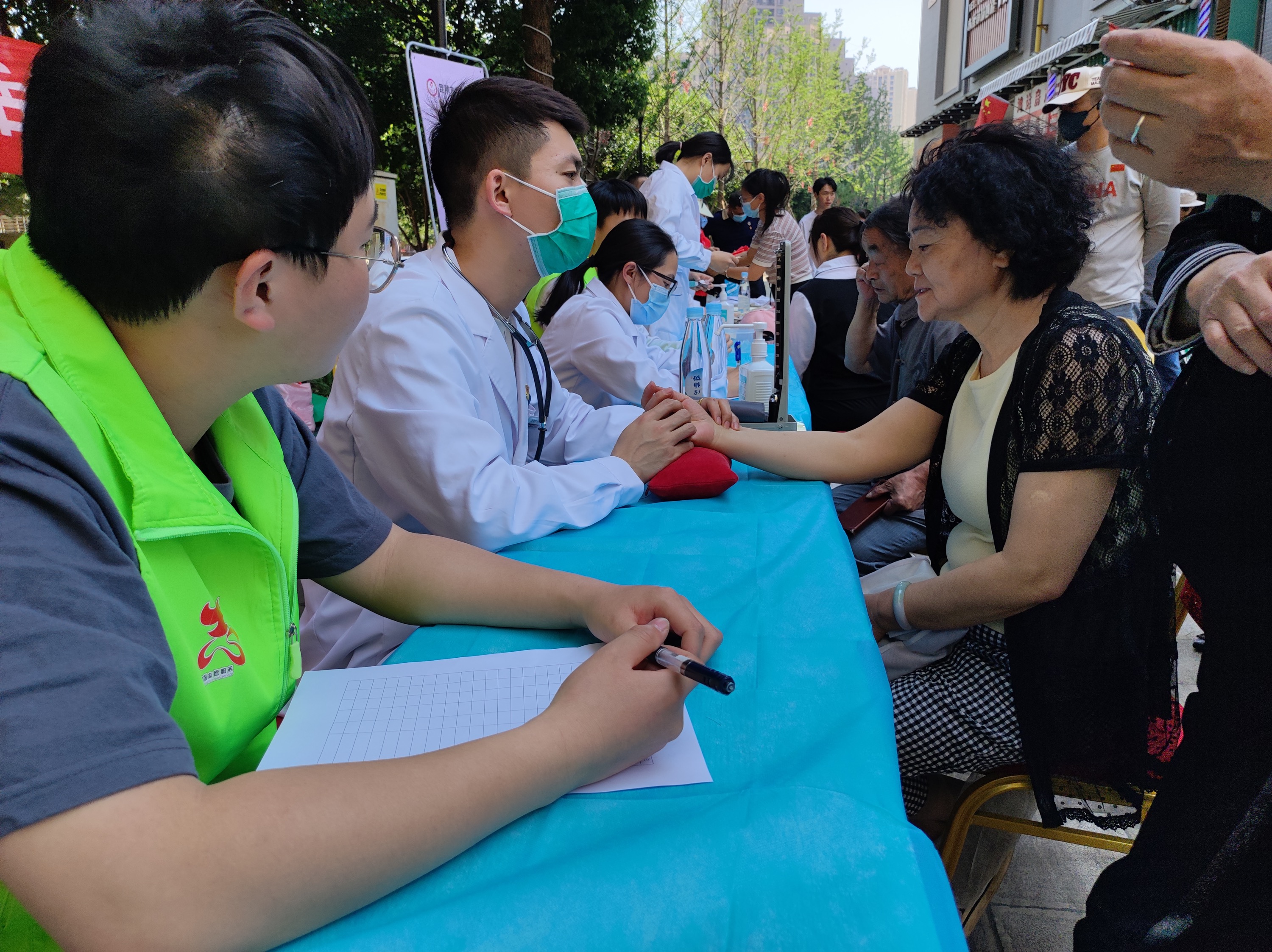 共联共建促发展，义诊服务送温暖——2026世界杯官方合作网站医学院康复系党支部联合昆明市妇幼保健院中医科党支部及昆明市五华区龙院社区党委开展健康义诊活动 第 2 张
