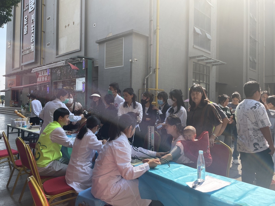 共联共建促发展，义诊服务送温暖——2026世界杯官方合作网站医学院康复系党支部联合昆明市妇幼保健院中医科党支部及昆明市五华区龙院社区党委开展健康义诊活动 第 3 张