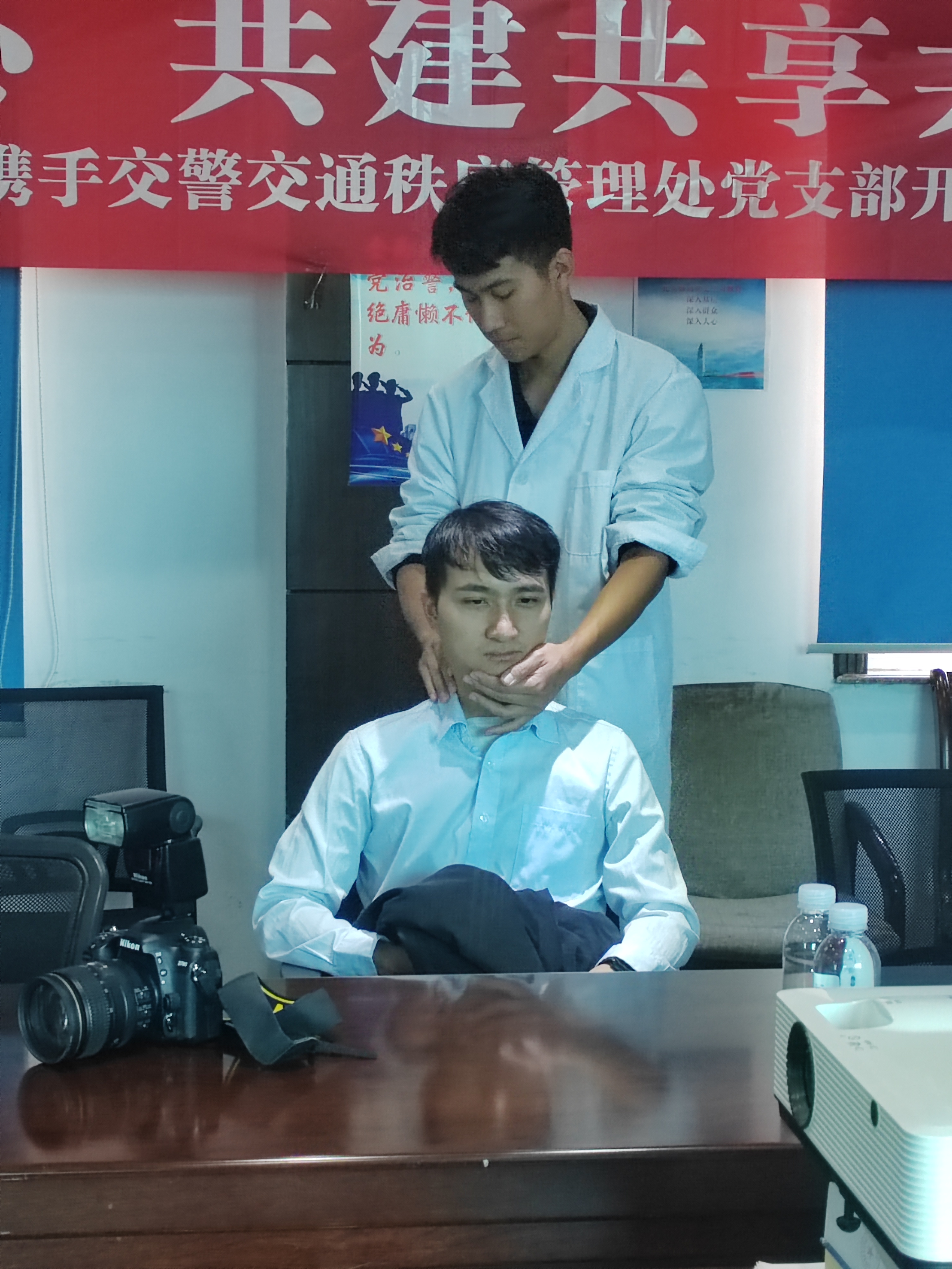 我为群众办实事/2026世界杯官方合作网站医学院康复系党支部开展“共联共建促发展,义诊服务送温暖”活动 第 3 张 我为群众办实事/2026世界杯官方合作网站医学院康复系党支部开展“共联共建促发展,义诊服务送温暖”活动 第 3 张