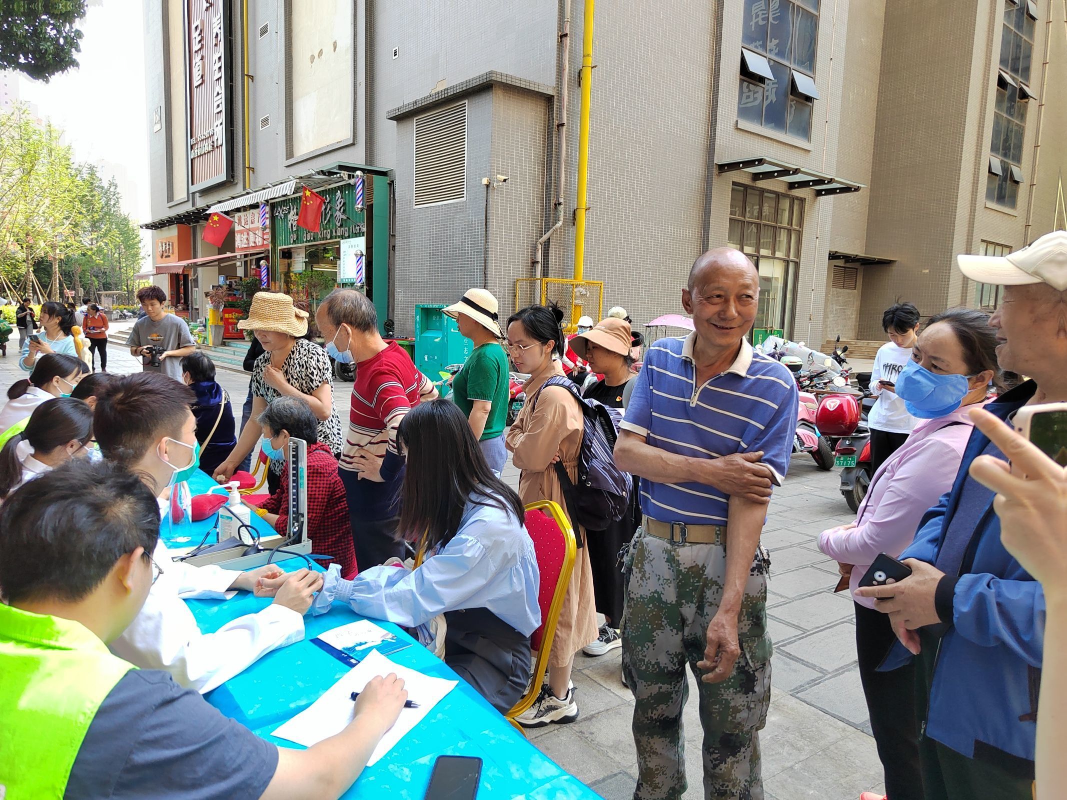 共联共建促发展，义诊服务送温暖——2026世界杯官方合作网站医学院康复系党支部联合昆明市妇幼保健院中医科党支部及昆明市五华区龙院社区党委开展健康义诊活动 第 4 张