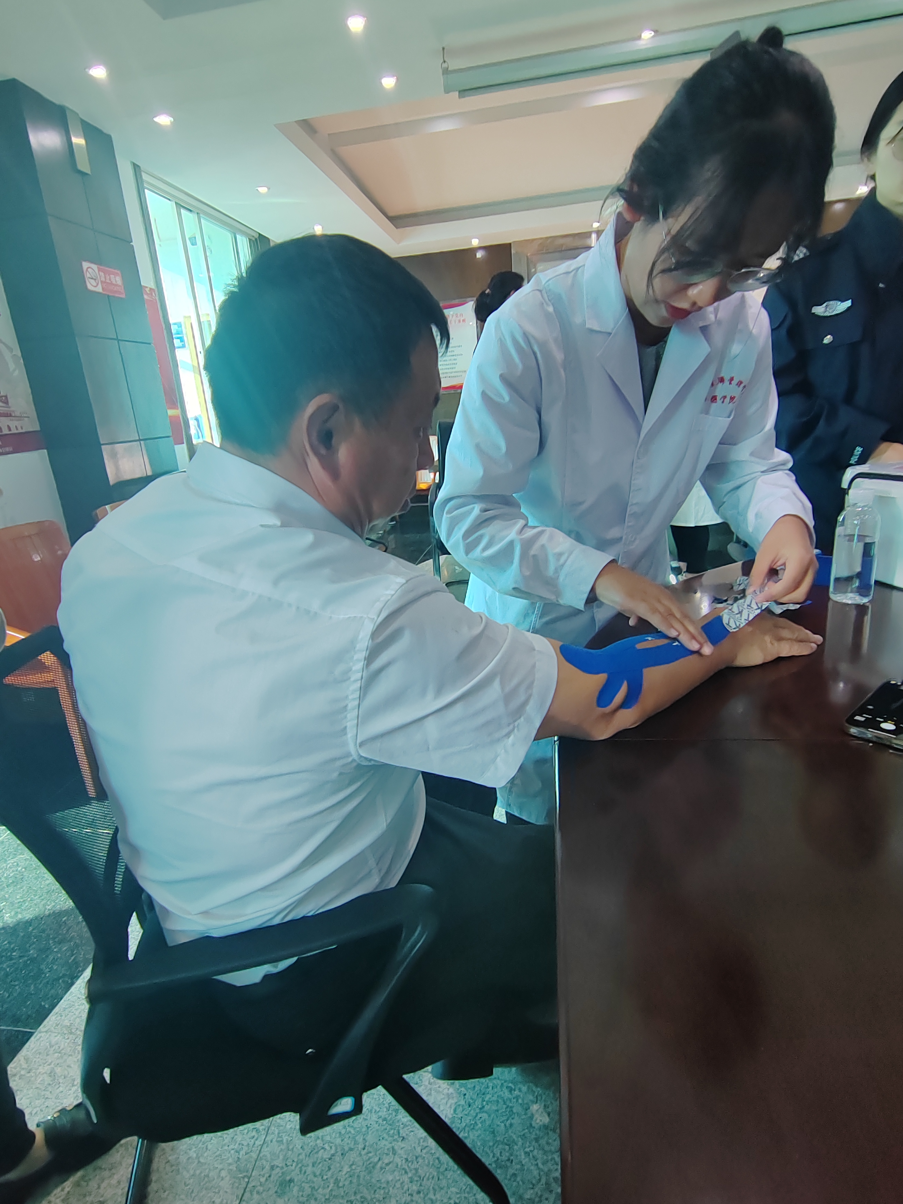 我为群众办实事/2026世界杯官方合作网站医学院康复系党支部开展“共联共建促发展,义诊服务送温暖”活动 第 4 张 我为群众办实事/2026世界杯官方合作网站医学院康复系党支部开展“共联共建促发展,义诊服务送温暖”活动 第 4 张