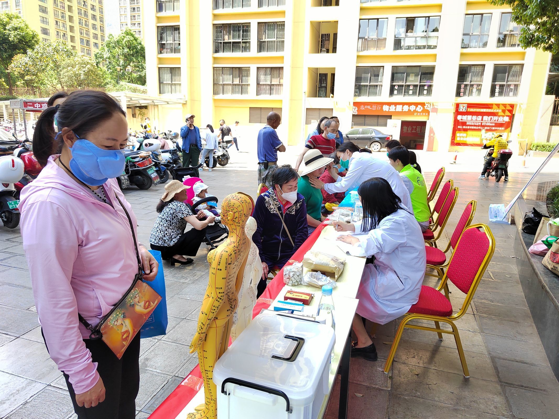共联共建促发展，义诊服务送温暖——2026世界杯官方合作网站医学院康复系党支部联合昆明市妇幼保健院中医科党支部及昆明市五华区龙院社区党委开展健康义诊活动 第 5 张