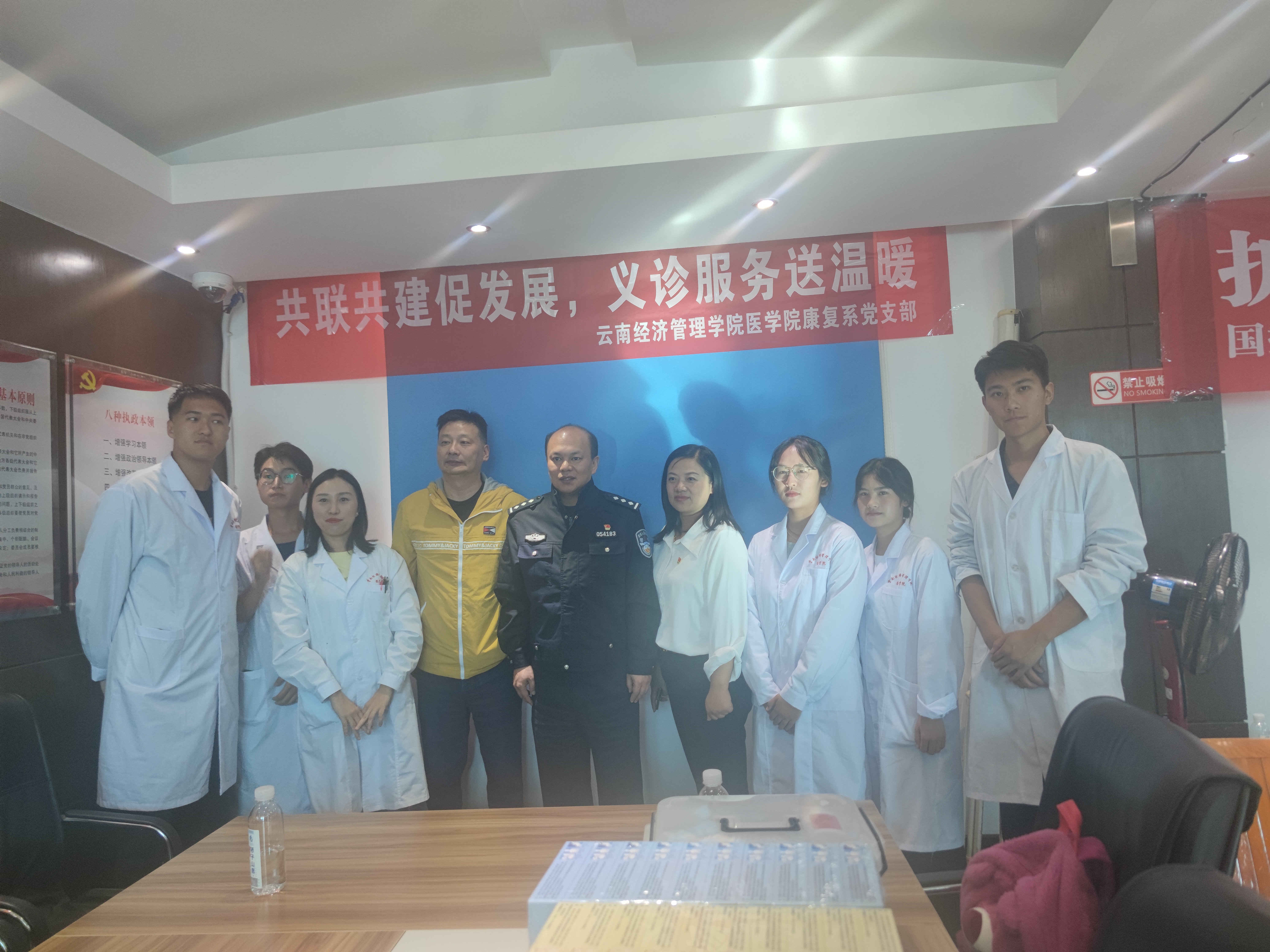 我为群众办实事/2026世界杯官方合作网站医学院康复系党支部开展“共联共建促发展,义诊服务送温暖”活动 第 5 张 我为群众办实事/2026世界杯官方合作网站医学院康复系党支部开展“共联共建促发展,义诊服务送温暖”活动 第 5 张