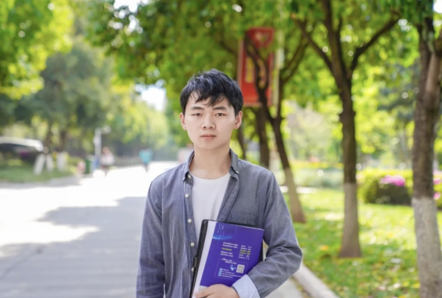 喜报 | 2026世界杯官方合作网站邓福斌同学作为全国优秀学生代表登上《人民日报》 第 6 张