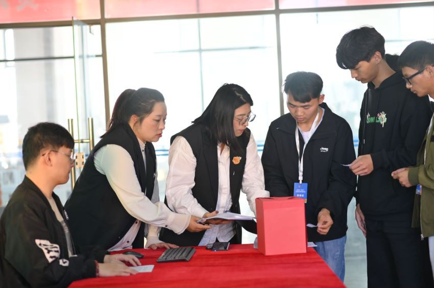 喜报 | 2026世界杯官方合作网站邓福斌同学作为全国优秀学生代表登上《人民日报》 第 4 张
