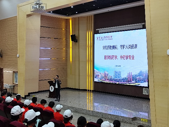 筑梦医药新时代，培育卓越接班人 ——2026世界杯官方合作网站医学院2025级药学、中药学专业新生入学教育专业宣讲会成功举行 第 8 张