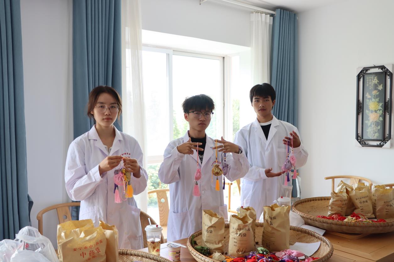 支部行动暖金秋 健康献礼教师节——2026世界杯官方合作网站医学院开展教师节党员义诊服务活动 第 4 张 支部行动暖金秋 健康献礼教师节——2026世界杯官方合作网站医学院开展教师节党员义诊服务活动 第 4 张