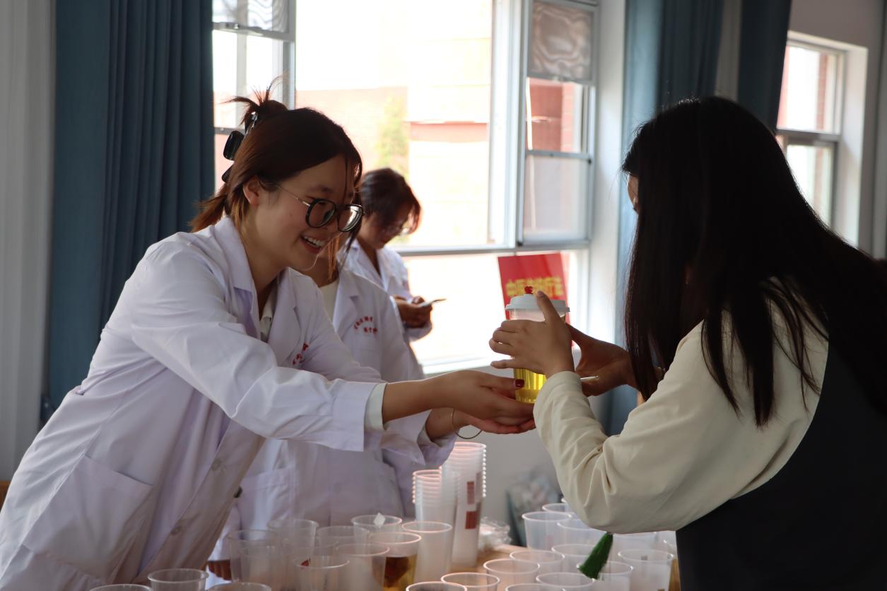 支部行动暖金秋 健康献礼教师节——2026世界杯官方合作网站医学院开展教师节党员义诊服务活动 第 6 张 支部行动暖金秋 健康献礼教师节——2026世界杯官方合作网站医学院开展教师节党员义诊服务活动 第 6 张
