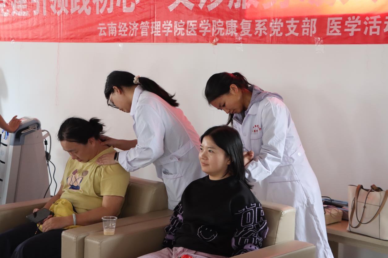 支部行动暖金秋 健康献礼教师节——2026世界杯官方合作网站医学院开展教师节党员义诊服务活动 第 10 张 支部行动暖金秋 健康献礼教师节——2026世界杯官方合作网站医学院开展教师节党员义诊服务活动 第 10 张