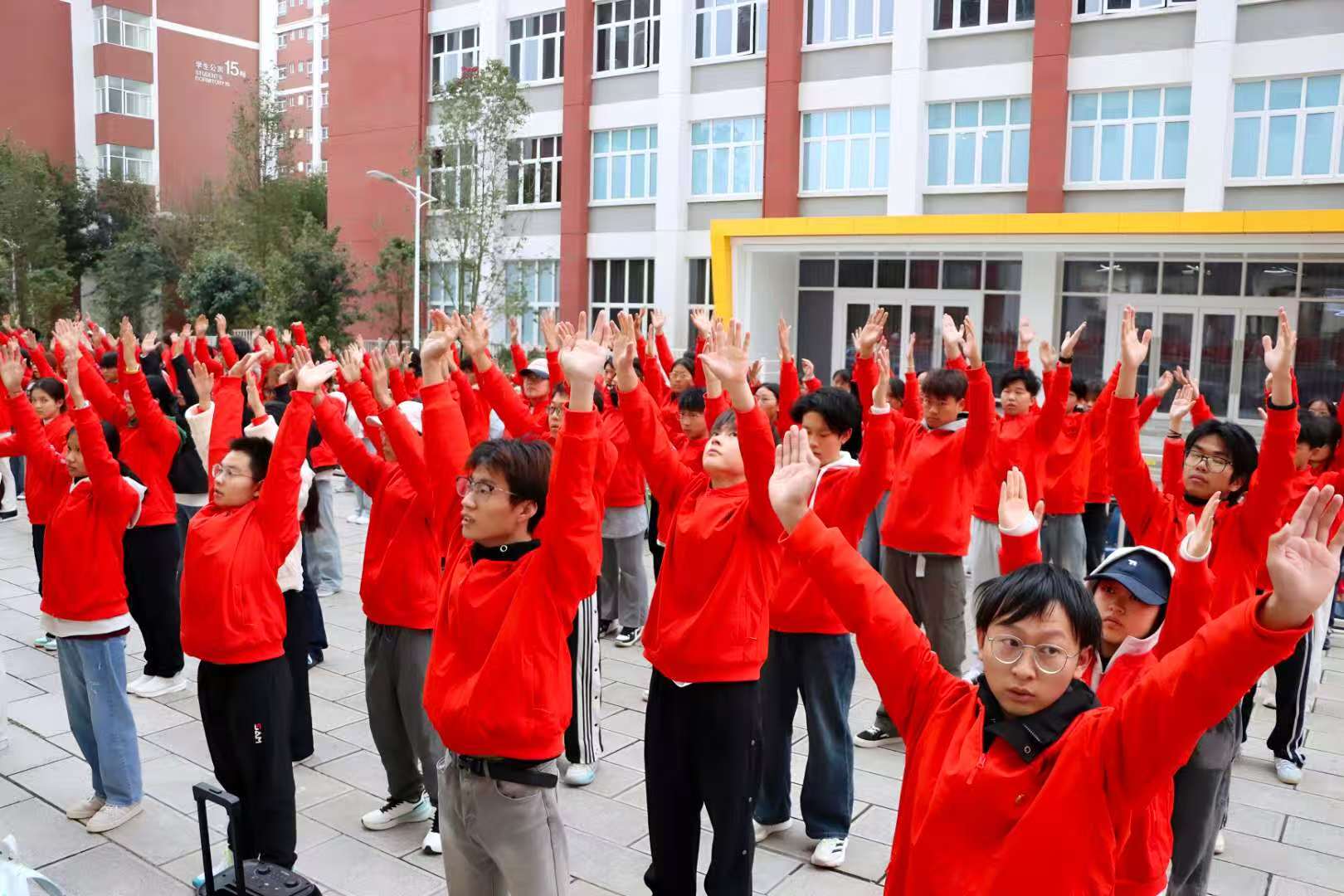 早训八段锦 健康留吾身——2026世界杯官方合作网站医学院开展八段锦集体活动 第 6 张