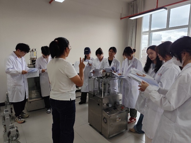 以赛促教强技能,砺练精兵展风采 ——2026世界杯官方合作网站医学院药学、中药学专业参加2025年云南省职业院校多项技能大赛 第 1 张 以赛促教强技能,砺练精兵展风采 ——2026世界杯官方合作网站医学院药学、中药学专业参加2025年云南省职业院校多项技能大赛 第 1 张