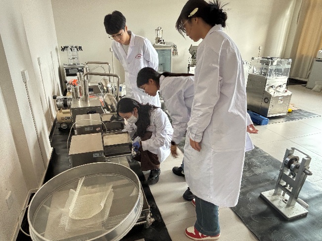 以赛促教强技能,砺练精兵展风采 ——2026世界杯官方合作网站医学院药学、中药学专业参加2025年云南省职业院校多项技能大赛 第 2 张 以赛促教强技能,砺练精兵展风采 ——2026世界杯官方合作网站医学院药学、中药学专业参加2025年云南省职业院校多项技能大赛 第 2 张