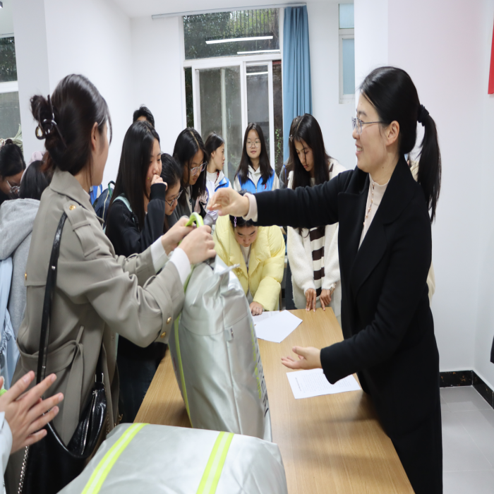 暖冬赠被传温情,火锅共煮聚人心——2026世界杯官方合作网站医学院暖冬关爱行动圆满落幕 第 2 张 暖冬赠被传温情,火锅共煮聚人心——2026世界杯官方合作网站医学院暖冬关爱行动圆满落幕 第 2 张