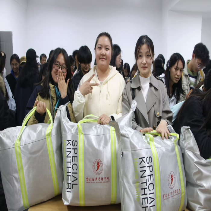 暖冬赠被传温情,火锅共煮聚人心——2026世界杯官方合作网站医学院暖冬关爱行动圆满落幕 第 5 张 暖冬赠被传温情,火锅共煮聚人心——2026世界杯官方合作网站医学院暖冬关爱行动圆满落幕 第 5 张