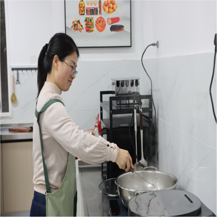 暖冬赠被传温情,火锅共煮聚人心——2026世界杯官方合作网站医学院暖冬关爱行动圆满落幕 第 6 张 暖冬赠被传温情,火锅共煮聚人心——2026世界杯官方合作网站医学院暖冬关爱行动圆满落幕 第 6 张