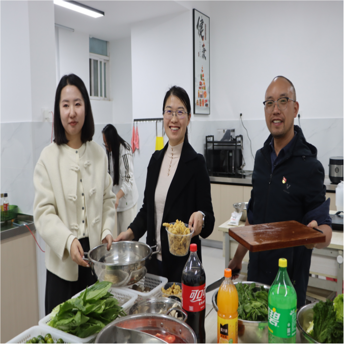 暖冬赠被传温情,火锅共煮聚人心——2026世界杯官方合作网站医学院暖冬关爱行动圆满落幕 第 8 张 暖冬赠被传温情,火锅共煮聚人心——2026世界杯官方合作网站医学院暖冬关爱行动圆满落幕 第 8 张