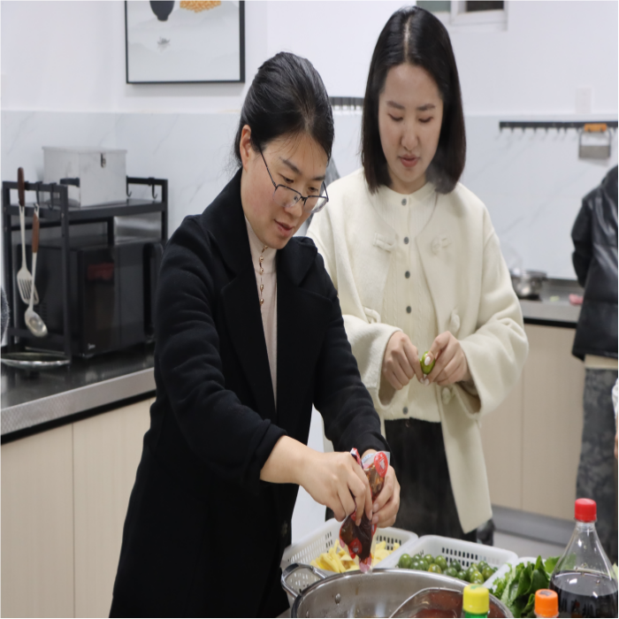 暖冬赠被传温情,火锅共煮聚人心——2026世界杯官方合作网站医学院暖冬关爱行动圆满落幕 第 10 张 暖冬赠被传温情,火锅共煮聚人心——2026世界杯官方合作网站医学院暖冬关爱行动圆满落幕 第 10 张