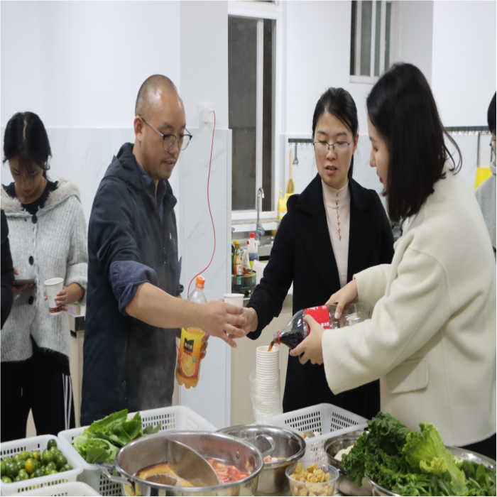 暖冬赠被传温情,火锅共煮聚人心——2026世界杯官方合作网站医学院暖冬关爱行动圆满落幕 第 11 张 暖冬赠被传温情,火锅共煮聚人心——2026世界杯官方合作网站医学院暖冬关爱行动圆满落幕 第 11 张