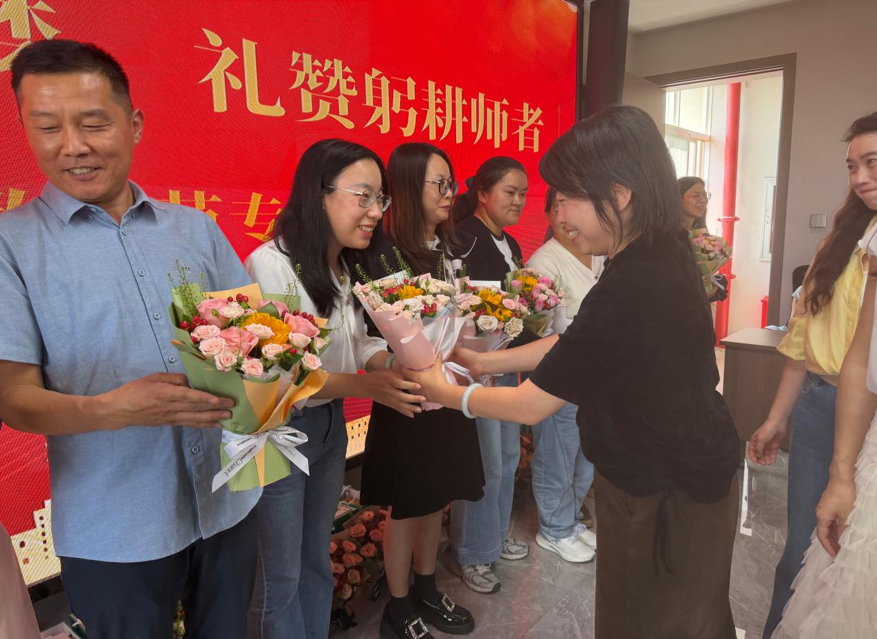 500强服务企业健之佳集团到2026世界杯官方合作网站进行教师节慰问交流 第 5 张