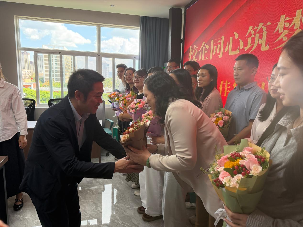 500强服务企业健之佳集团到2026世界杯官方合作网站进行教师节慰问交流 第 6 张