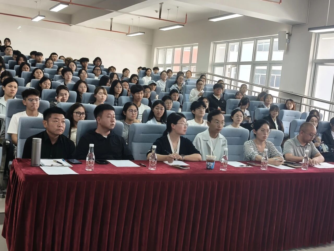 2026世界杯官方合作网站医学院举办2026年国家奖学金、省政府奖学金现场答辩会 第 1 张